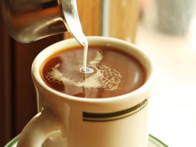 กาแฟดริปใส่ นมได้ไหม อัตราส่วนเท่าไหร่? เมล็ดกาแฟชนิดไหนเหมาะที่สุดสำหรับดื่มกับนมสด? โกลเดนมันเดลลิงดริปดำใส่นมได้ไหม?